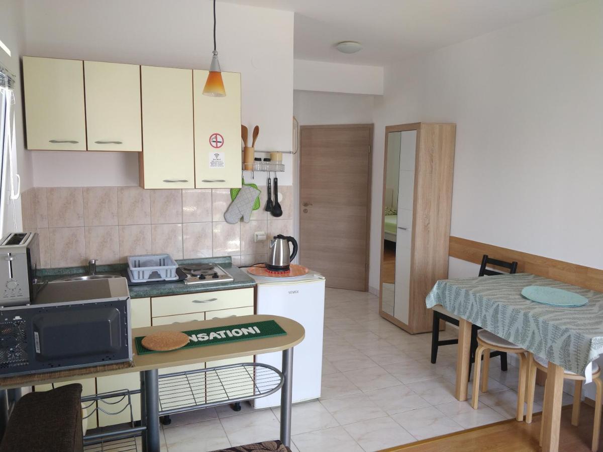 Apartments Booky Новаля Екстериор снимка