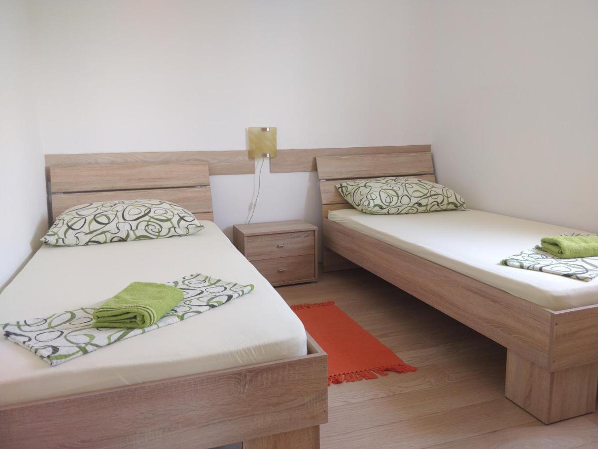 Apartments Booky Новаля Екстериор снимка