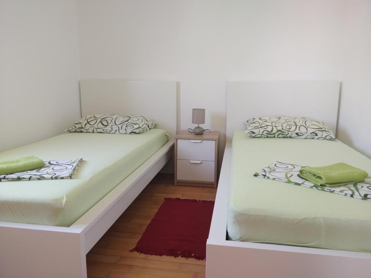 Apartments Booky Новаля Екстериор снимка