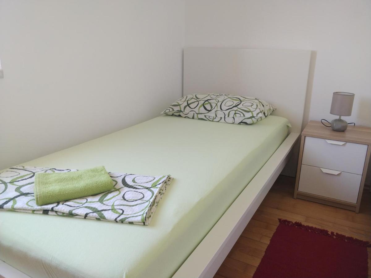 Apartments Booky Новаля Екстериор снимка