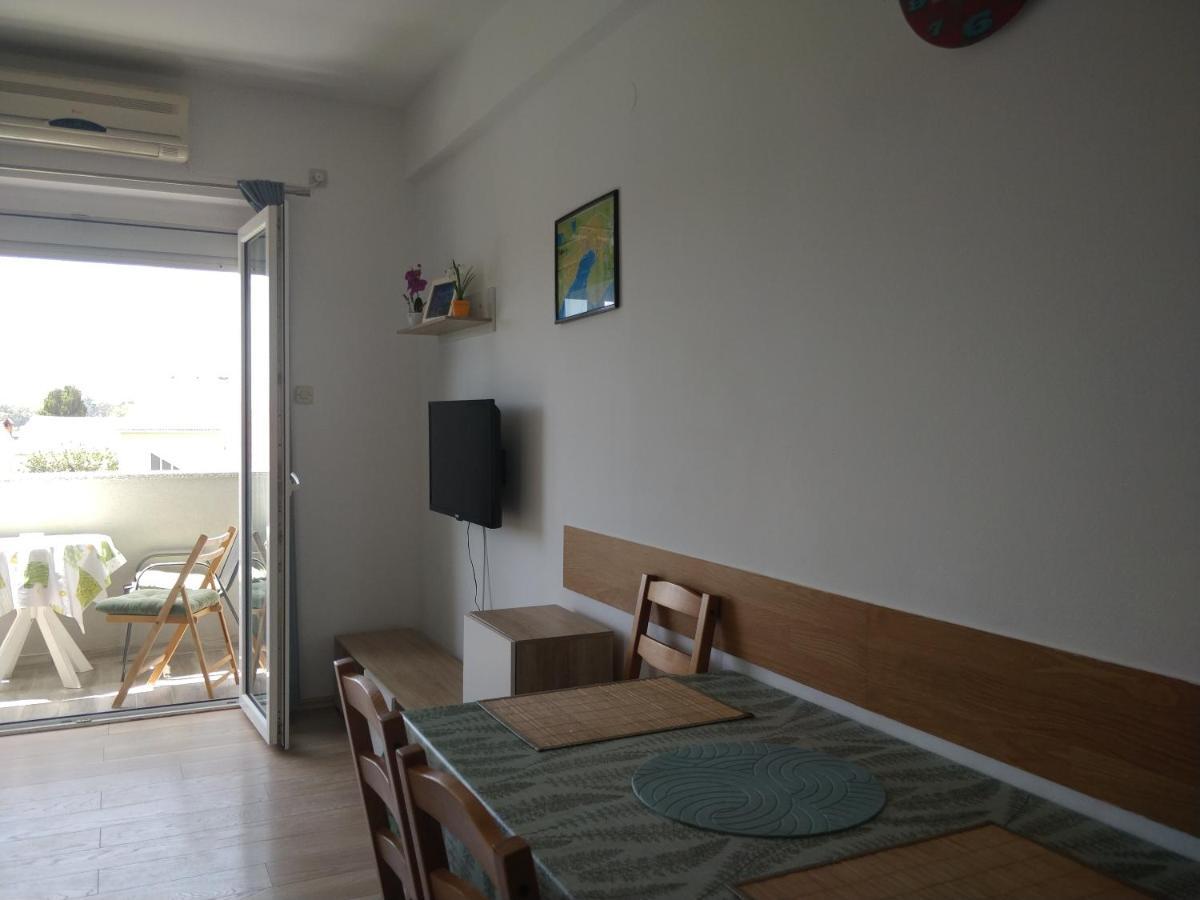 Apartments Booky Новаля Екстериор снимка
