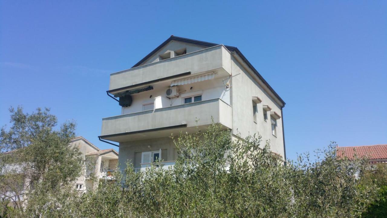 Apartments Booky Новаля Екстериор снимка