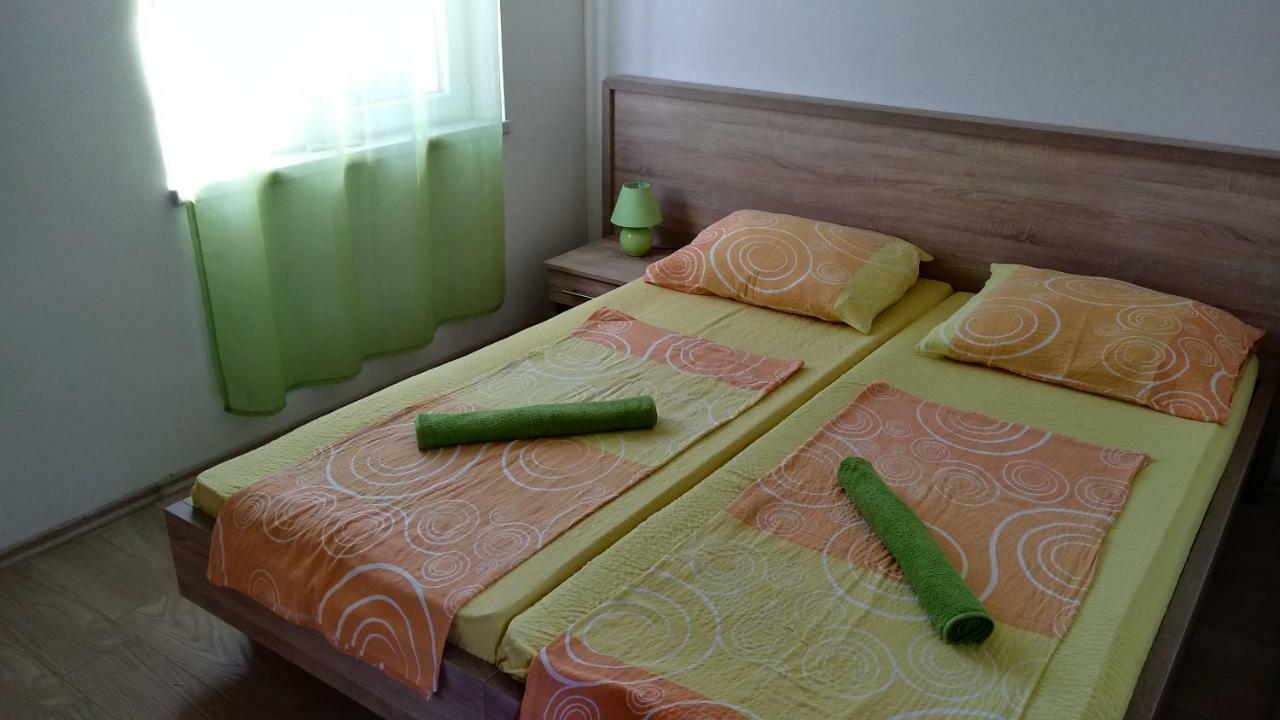Apartments Booky Новаля Екстериор снимка