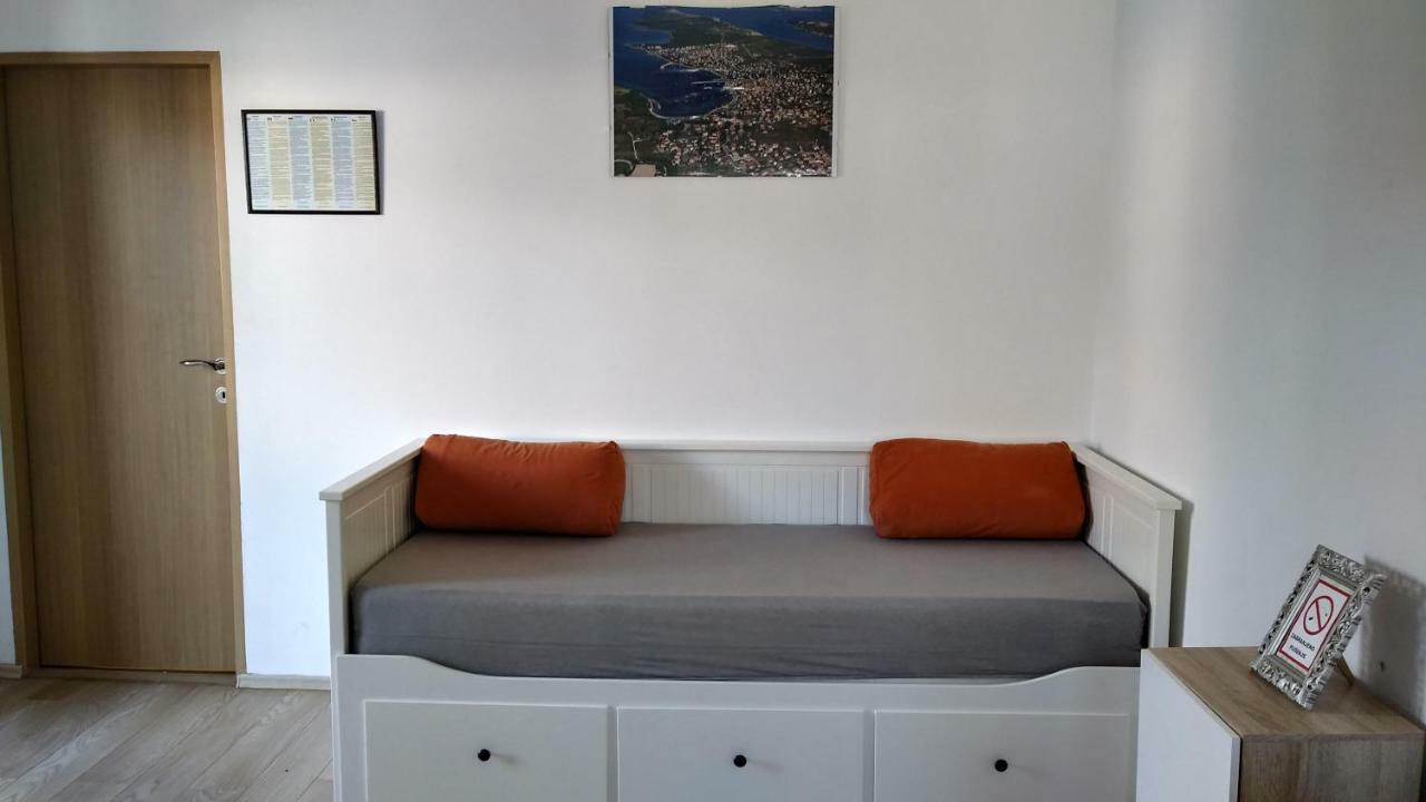 Apartments Booky Новаля Екстериор снимка