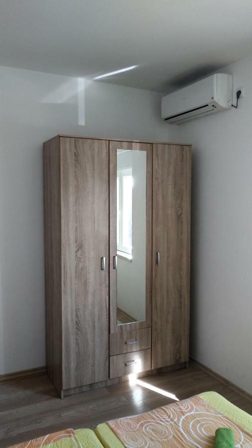 Apartments Booky Новаля Екстериор снимка