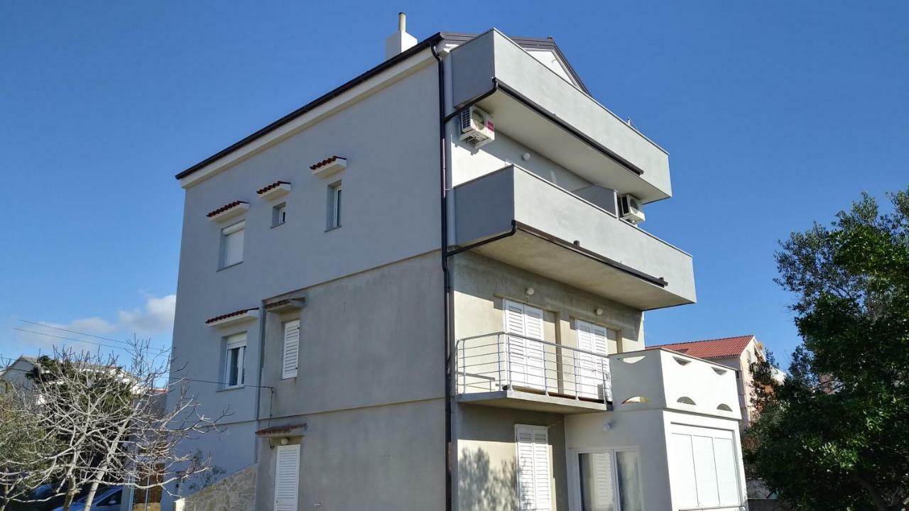 Apartments Booky Новаля Екстериор снимка