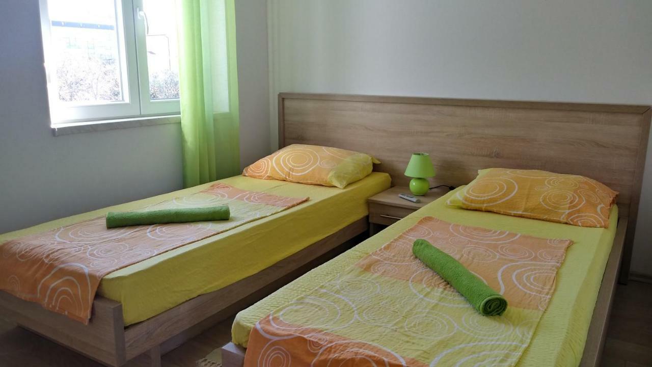 Apartments Booky Новаля Екстериор снимка