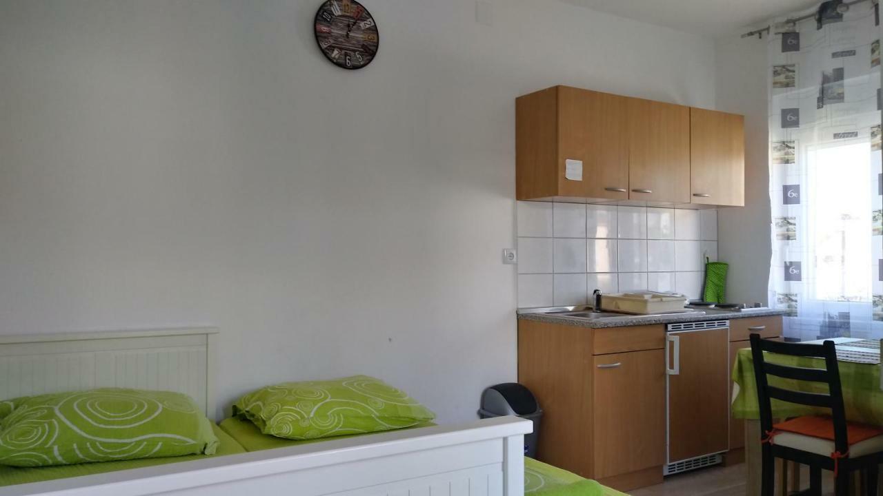 Apartments Booky Новаля Екстериор снимка
