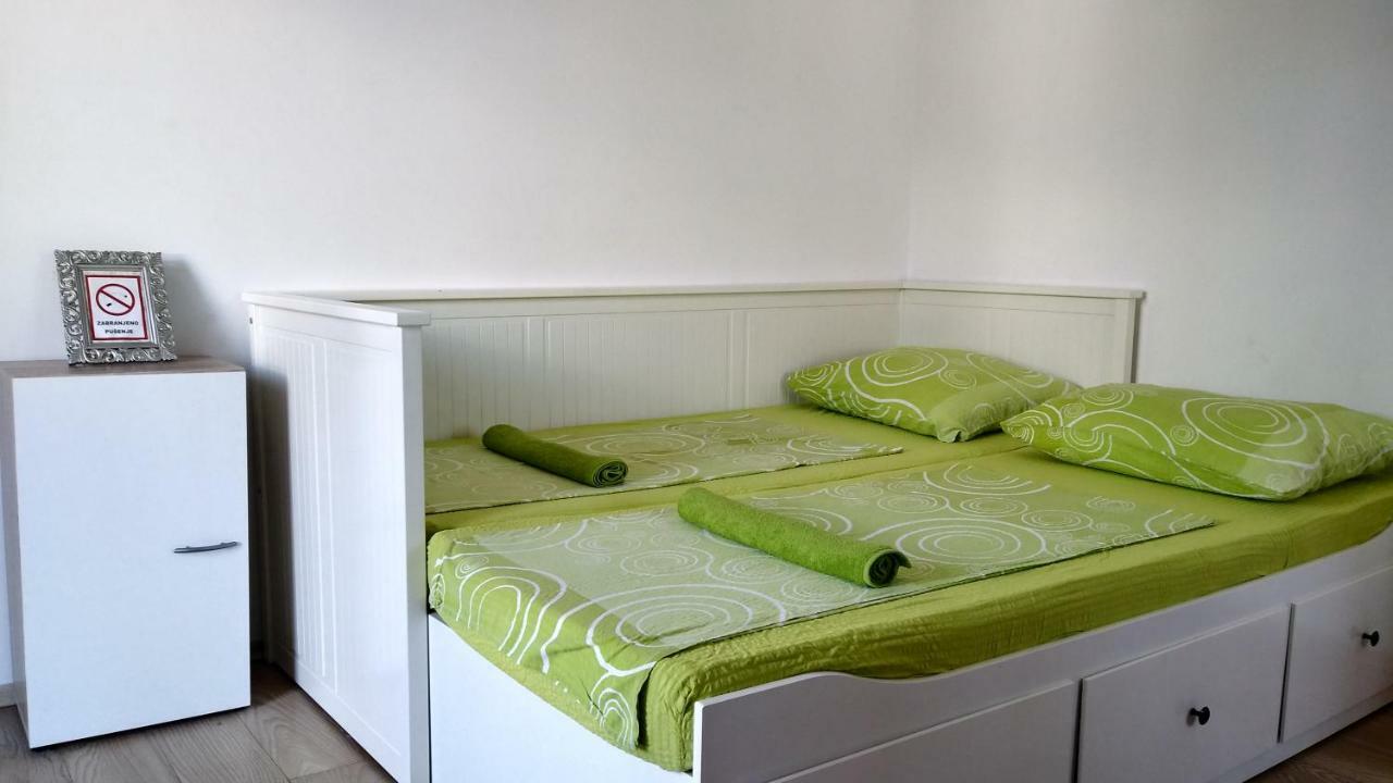 Apartments Booky Новаля Екстериор снимка